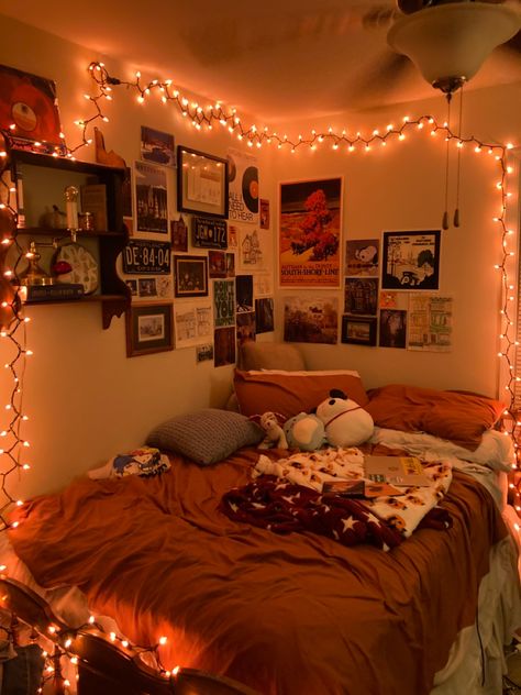 Fall Aesthetic Room Cozy, Old School Bedroom Ideas, Orange Cozy Bedroom, Halloween Asethic Room, Cozy Bedroom Ideas Big Room, Tumblr Bedroom Ideas 2014, Fall Bedroom Inspo Aesthetic, Cozy Bedroom Books, Basement Bedroom Inspirations