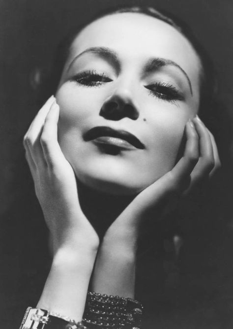 Dolores del Río Mexican Actress, Hollywood California, Old Hollywood Glamour, Interesting Faces, Inner Beauty, Hollywood Glamour, Classic Hollywood, Old Hollywood, In Hollywood