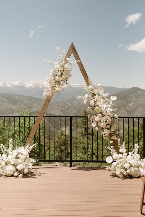 White roses around a triangle arch at a mountain wedding venue Arch Florals, White Wedding Arch, White Wedding Ceremony, Wedding Day Photos, Parties Ideas, Wedding Ceremony Arch, Wedding Arbour, Arch Decoration, Arch Flowers