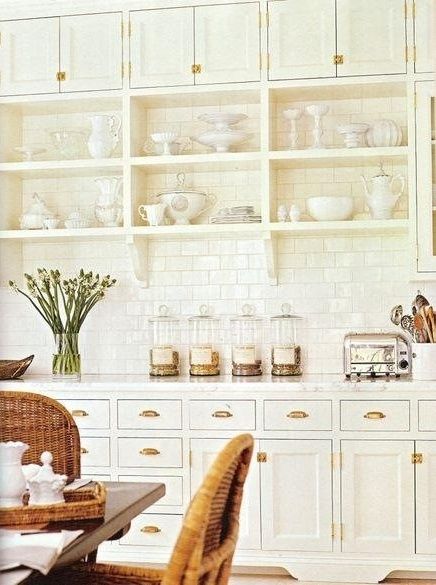 Cottage Kitchen Inspiration, French Cottage Kitchen, Kitchen Glass, Classic Kitchen, White Cabinetry, Kitchen Marble, Trendy Kitchen, Cottage Kitchen, Open Shelves