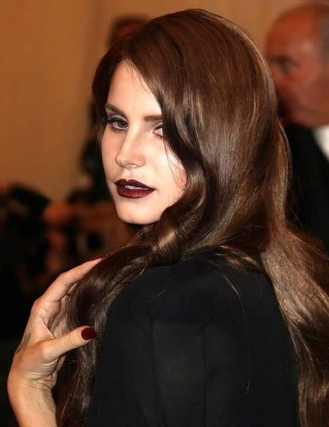 •Lana at the 2012 Met Gala •Lana en la Met Gala de 2012 Lana Del Rey, A Woman, Red, Hair, Black