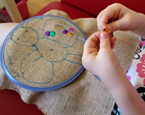 Beginning Embroidery, Tips Menjahit, Juleverksted For Barn, Hand Sewing Projects, Beginner Sewing Projects Easy, Sewing Projects For Kids, A Craft, Sewing Projects For Beginners, Easy Sewing Projects