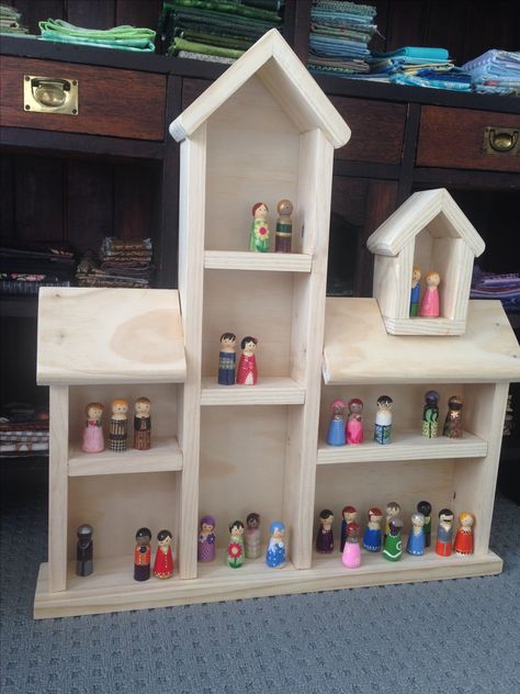 My clever hubby! Home made house for the peg peeps :) Peg Doll House, Wood Puppet, Doll Storage, Wood Peg Dolls, Dollhouse Ideas, Craft Display, Peg People, Toy House, Clothespin Dolls