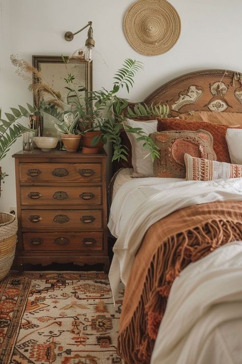 Eclectic Scandinavian Bedroom, Bedroom Eclectic Modern, French Boho Bedroom, Boho Bedroom Nightstand, Eclectic Boho Home, Bedroom Nightstand Decor, Boho Vintage Decor, Art Bedroom Ideas, Boho Bedroom Furniture