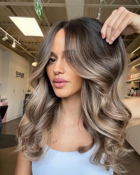 Sharon Mudavanhu (@yogacolourist) • Instagram photos and videos Brunette Blonde Highlights, Brunette With Blonde Highlights, Brunette Blonde, Bronde Hair, Brown Hair With Blonde Highlights, Hair 2024, Light Hair Color, Haircut And Color, Light Hair