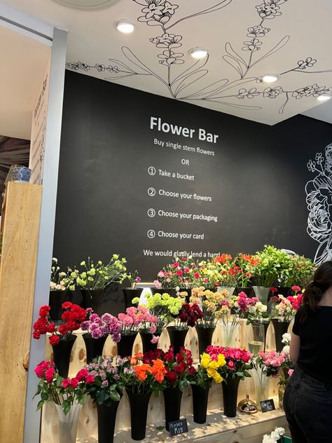 Retail Flower Shop, Bakery And Floral Shop, Flower Bakery Shop, Florist Shop Floor Plan, French Flower Shop Aesthetic, Floral Store Design, Flower Shop Cafe Interior Design, Flower Shop Arrangements, Interior Flower Shop