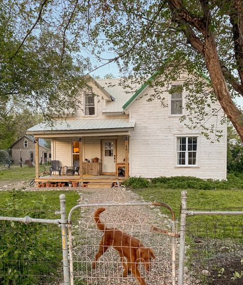 Instagram Old Farmhouse Exterior, Rustic Country Home, Farmhouse Exterior, Old Farmhouse, Ranch House, Rustic Country, Future House, Country House, Farmhouse