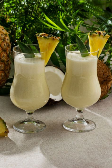 Die Virgin Colada ist eine erfrischende Kombination aus süßem Ananassaft und cremiger Kokosmilch. Der Geschmack ist tropisch und fruchtig, mit einem Hauch von Exotik. Die cremige Textur verleiht dem Getränk eine angenehme Weichheit, während die frischen Ananasstücke für eine zusätzliche Frische sorgen. Dieser alkoholfreie Cocktail ist perfekt für warme Sommertage oder als erfrischende Begleitung zu einem leichten Mittagessen. Drinks