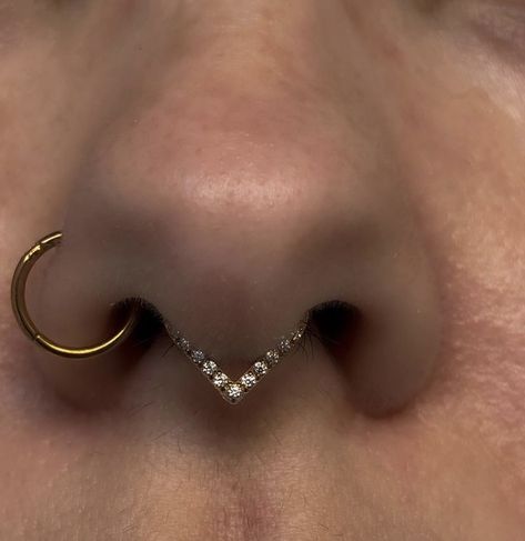 V Shaped Septum Ring, Septum And Medusa Piercing, Gold Septum Piercing, Medusa Piercing Jewelry, Piercing Art, Piercings Nose, Paint Chip Art, Piercing Labret, Chip Art