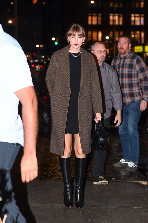 Taylor Swift Winter Outfits, Taylor Swift Street Style 2023, Taylor Swift Fashion, Taylor Swift Streetwear 2023, Taylor Swift Street Style 2022, Taylor Swift Nyc 2023, Taylor Swift In Nyc, Taylor Swift Casual, Taylor Swift Dress