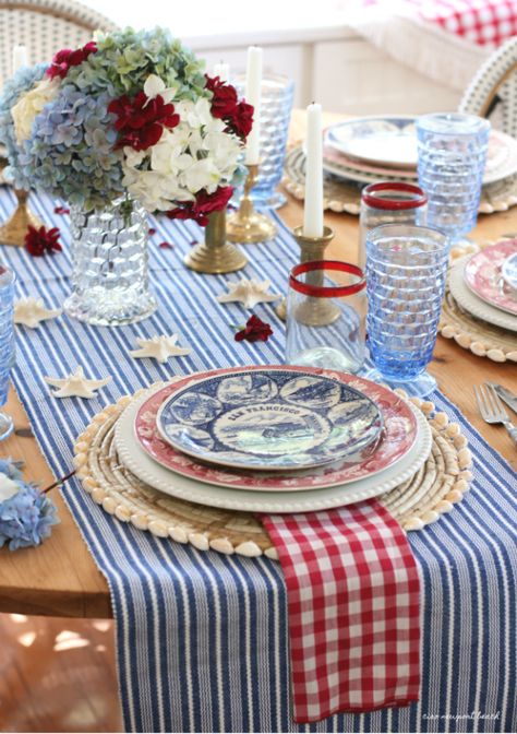 Tablescapes Party, Patriotic Tablescapes, Tablescapes Summer, Blue Table Settings, Summer Tablescapes, Small Gathering, Tafel Decor, Fourth Of July Food, Fourth Of July Decor