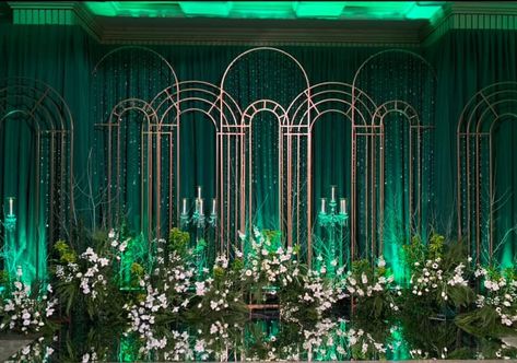 Emerald Green Decor Wedding, Sangeet Stage, Sangeet Theme Ideas, Emerald Green Decor Party, Emerald City Party, Emerald Green Decor, Cocktail Decoration, Wedding Stage Backdrop, Green Art Deco