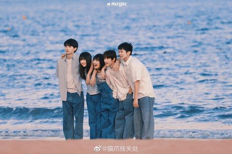 Yearbook Photoshoot, Princess Hours, Zhou Yiran, High School Romance, Friend Pictures Poses, Best Dramas, Hidden Love, Film Aesthetic, Film Stills