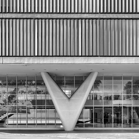 Iconic Columns in Modern Brazilian Architecture,© Manuel Sá. Image Palácio da Agricultura Contemporary Art Museum Architecture Famous, Brazilian Architecture, Modern Column, Concrete Column, Concrete Architecture, Column Design, Architecture Images, Mid Century Architecture, Oscar Niemeyer