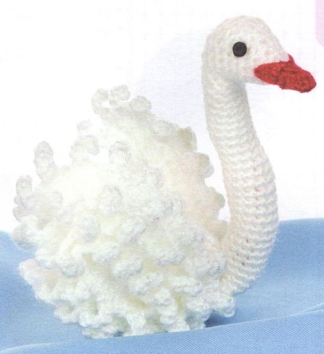 Aujourd'hui, je vous propose un cygne au crochet (que je n'ai pas fait !) (saison des mariages en vue !). Chacun est libre de demander le tuto et de le faire quand il le souhaite. Si vous le souhaitez, vous pouvez aussi m'envoyer une photo de votre réalisation... Crochet Bird Patterns, Crochet Birds, Crochet Kitchen, Crochet Baby Shoes, Crochet Diy, Bird Patterns, Crochet Dolls, Amigurumi Doll, Crochet Animals