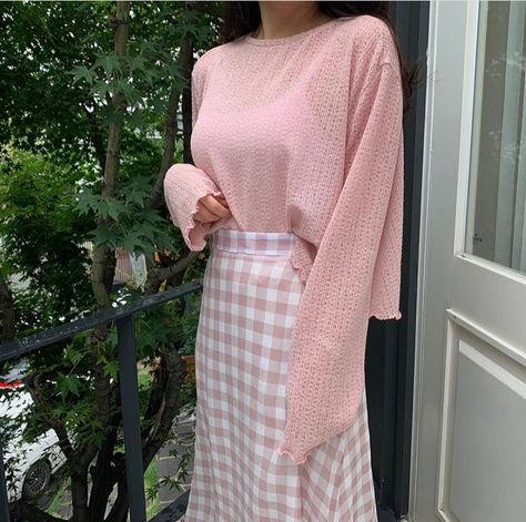 Pink Long Skirt Outfit, Long Pink Skirt Outfit, Blush Dress Outfit, Skirt Outfit Korean, Pink Skirt Outfit, Long Skirt Outfits Aesthetic, Skirt Outfit Aesthetic, Pink Long Skirt, Long Pink Skirt