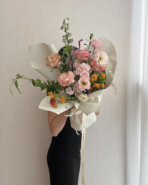 Korean Bouquet Wrapping, Bouquet Party, Pastel Bouquet, Hand Tied Bouquet, Bouquet Wrap, Gorgeous Flowers, Floral Bouquets, Fresh Flowers, Beautiful Flowers