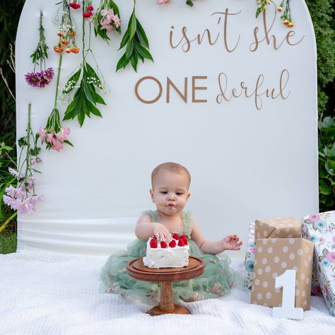 🌸One-derful wildflower moments🌸 Nothing is better than celebrating the first year with cake, flowers & laughter. Let's talk cakes: 🎂 Having a beautiful & delicious cake is key to a cake smash session. You'll want the cake to look good in photos so here are some tips: -Naked Cakes: These are great for minimal frosting and give a rustic, natural vibe. Less sweet for your little one's first experience with cake as well. -Avoid brown icing or chocolate cake as it can look like 💩 Same can... Brown Icing, Look Good In Photos, Naked Cakes, Cake Flowers, Delicious Cake, Let's Talk, Cake Smash, Yummy Cakes, First Year