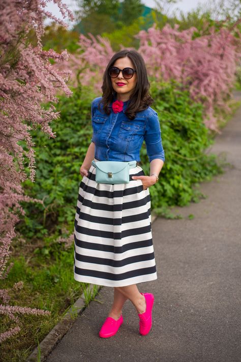 Stripes Skirt Outfit, Striped Skirt Outfit, Hot Pink Sneakers, Sunday Fashion, Stripes Skirt, Miss Green, Elegant Dressing, Green Midi Skirt, Skirt Jeans