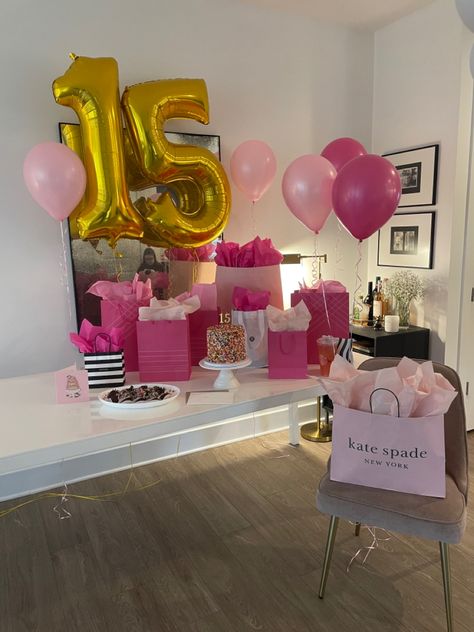 Preppy birthday setup Air Bnb Ideas Decor Birthday, Birthday Setup Ideas, Birthday Setup, Small Sweet 16 Party Ideas, Bff Day, Teen Girl Birthday, Aries Birthday, Birthday Room Decorations, Luxury Birthday