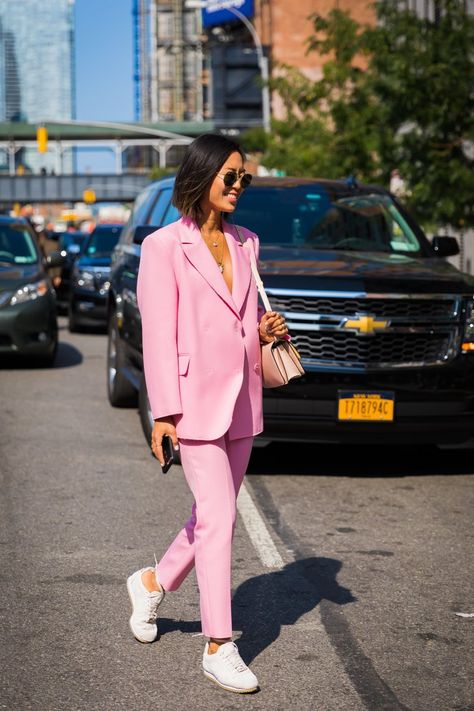 Photo of Pink Pants Outfit, Outfit Street Style, Aimee Song, Street Style 2017, Song Of Style, Pink Suit, Pantsuits For Women, Street Style Trends, Street Fashion Photography