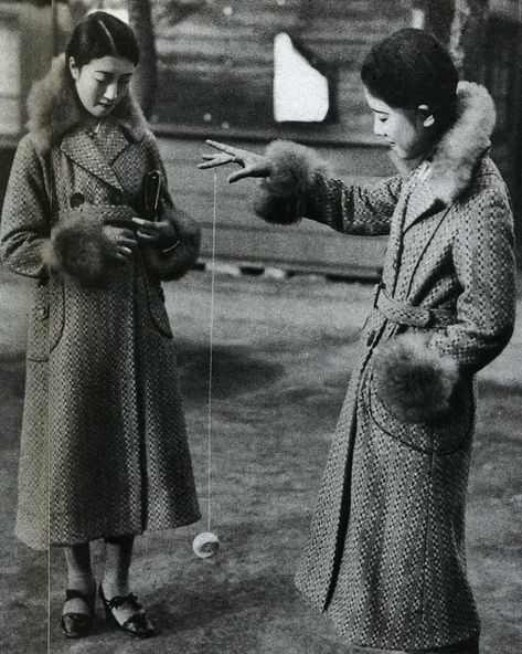 Laetitia on Instagram: “What tarot card does it remind you of and why? There is no wrong answer, I'm just curious about what you come up with. Try to add a couple…” Old Photography, Va Va Voom, 1930s Fashion, Vintage Japan, Vintage Pictures, Japan Fashion, Vintage Photographs, Vintage Beauty, Japanese Culture