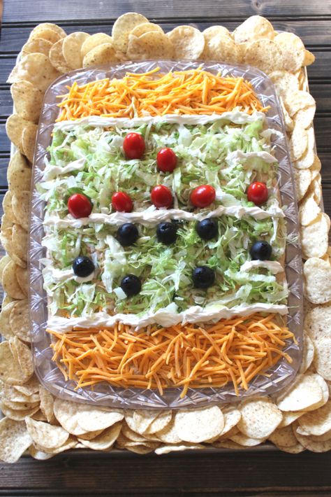 Football Stadium Snack Display, Appetizers Football, Easy Taco Dip, Superbowl Party Appetizers, Easy Tailgate Food, Taco Dip Easy, Superbowl Desserts, Snack Display, Healthy Superbowl Snacks