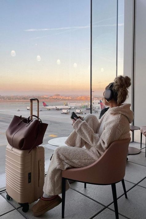 we all love an uggs outfit, but what if you could wrap yourself in sherpa? this matching lounge set is the perfect thing to wear for a long travel day or airport outfit! tap to shop this look and be sure to scroll through my LTK for more outfit inspiration! Airport Lounge Aesthetic, Classy Airport Outfit, Korean Video, Lounge Aesthetic, Travel Hacks Airplane, Aesthetic Vogue, Airport Aesthetic, Airport Outfits, Airport Fits