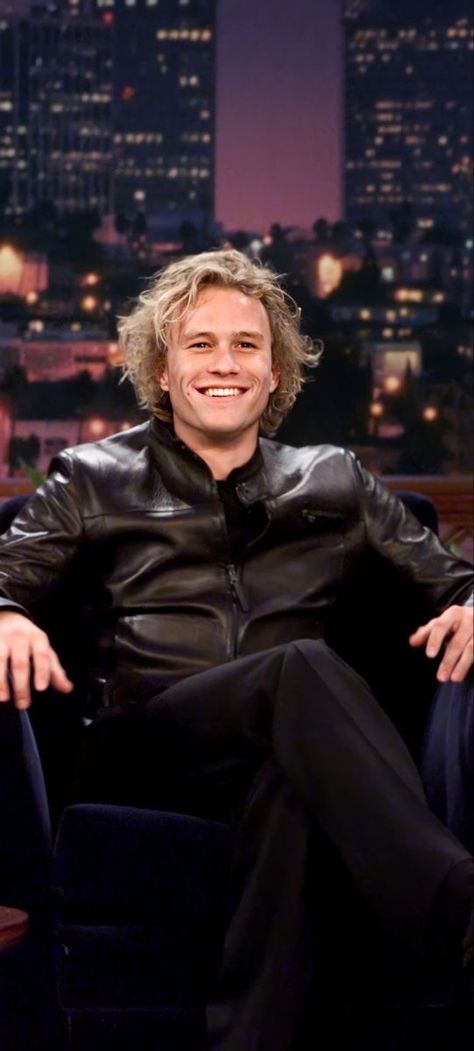 Heath Ledger Wallpaper Iphone, Heath Ledger Long Hair, Heath Ledger 90s, Heath Ledger Aesthetic, Heath Ledger Wallpaper, Heath Ledger, Iconic Movies, Pretty Men, Trending Topics