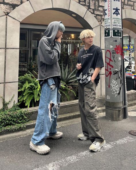 Mens Street Fashion Korea, Street Fashion Korea, Balenciaga Defender, Baggie Jeans Outfit, Mens Street Fashion, Baggy Jeans Outfits, Baggy Jeans Outfit, Streetwear Outfit Ideas, Ripped Pants