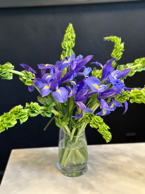 Iris Floral Arrangements, Iris Arrangements, Tulip Centerpiece, Floral Arrangements Diy, Purple Iris, Vase Arrangements, Iris Flowers, Floral Arrangement, Celebration Of Life