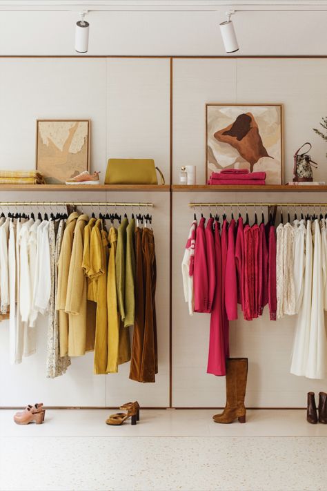 Sezane Shop Interior, Cute Clothing Store Interior, Sezane Store Interior, Shop Design Idees Boutiques, Clothing Boutique Interior Store Layout, Sezane Store, Retail Store Design Boutiques, Commercial Design Retail, Small Store Design