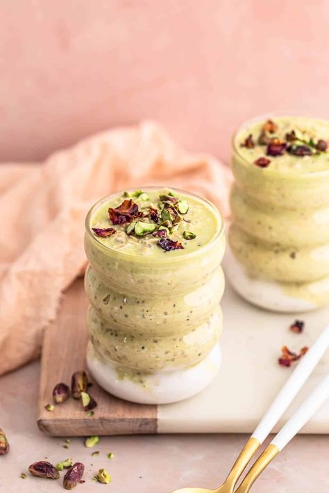 Pistachio Overnight Oats Pistachio Overnight Oats, Matcha Overnight Oats, Easy Breakfast Options, Healthy Breakfast Snacks, Pistachio Gelato, Breakfast In A Jar, Protein Overnight Oats, Pistachio Butter, Pistachio Cream