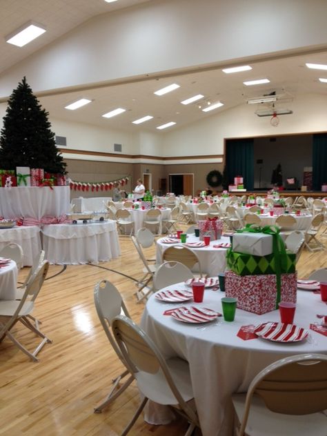 Dinner Setup, Banquet Table Decorations, Christmas Party Table Decorations, Church Christmas Party, Christmas Luncheon, Ward Christmas Party, Christmas Party Table, Christmas Branches, Grinch Party