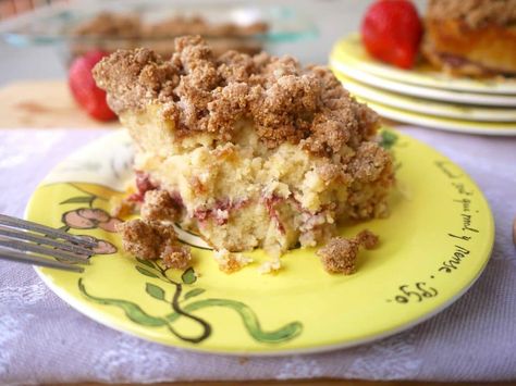 Grain-Free Strawberry Coffee Cake (paleo, GF) Strawberry Buckle, Paleo Coffee Cake, Baked Fruit Desserts, Buckle Recipe, Cake Portions, Cinnamon Coffee Cake, Rhubarb Cake, Strawberry Dessert Recipes, Fruit Cobbler