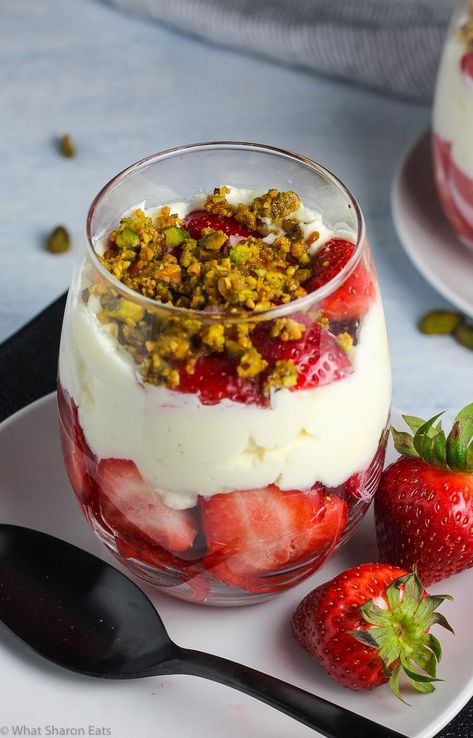 Strawberry Mascarpone Dessert, Bake Strawberries, Diy Dessert Bar, Strawberries And Cream Recipe, Baking Strawberry, Pistachio Crumble, Mascarpone Whipped Cream, Mascarpone Dessert, Holy Cannoli