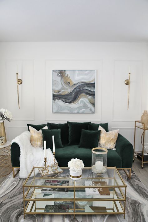 Sofa Living Room Design, House Painting Ideas Interior, House Painting Ideas, Emerald Green Living Room, Room Design App, Golden Living Room, Black And Gold Living Room, Green Sofa Living, Green Couch Living Room