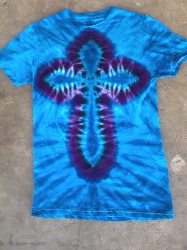 Purple blue Christian cross tie dye t shirt. Christian Diy, Tie Dye Folding Techniques, Tie Dye Shirts Patterns, Tie Die Shirts, Diy Tie Dye Techniques, Diy Tie Dye Designs, Tie Dye Patterns Diy, Diy Tie Dye Shirts, Textile Dyeing