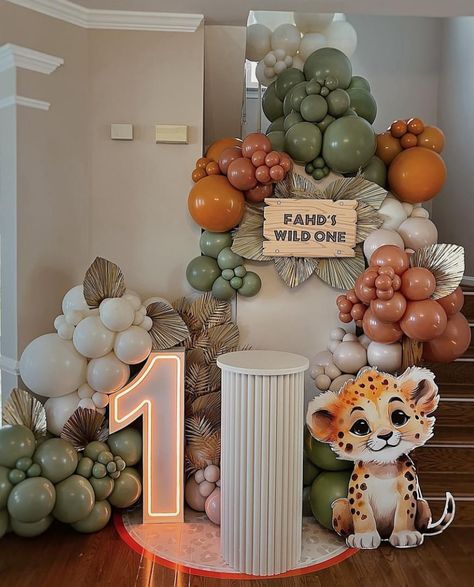 Balloon Tutorials, Animal Theme Birthday, Tiger Decor, Baby Birthday Decorations, Balloon Installation, Kids Birthday Themes, Bubble Balloons, Safari Birthday, Balloon Wall