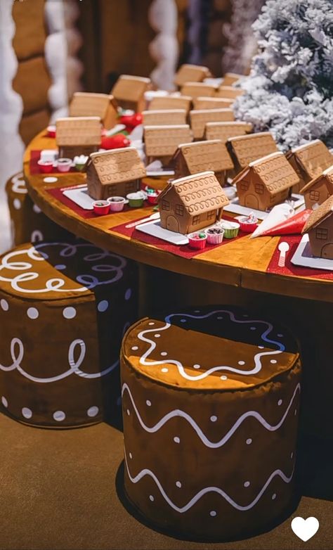 Sweet Display Ideas, Christmas Festival Booth Ideas, Christmas Market Party, Gingerbread Hot Cocoa Bar, Kardashian Christmas Tree, Christmas Themes Ideas Party, Kardashian Christmas Decorations, Christmas Food Display, Christmas Pop Up Bar