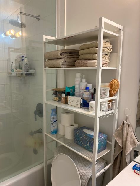 Small Bathroom Storage Over Toilet, Toilet Rack Organization, Small Toilet Room Organization, Over The Toilet Organization, Cute Towel Storage, Small Toilet Organization, Diy Apartment Storage, Space Saver Bathroom, Bathroom Over Toilet Storage Ideas