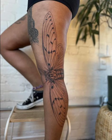 Thigh Hip Tattoo, Praying Mantis Tattoo, Mantis Tattoo, Side Thigh Tattoos, Dragonfly Tattoo Design, Tattoo Leg, Hip Tattoos Women, Pretty Tattoos For Women, Stylist Tattoos