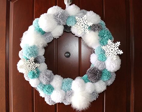 Christmas Pom Pom Crafts, Wreaths Winter, Christmas Pom Pom, Pom Wreath, December Crafts, Easy Diy Wreaths, Pom Pom Wreath, Christmas Wreaths Diy Easy, Diy Pom Pom