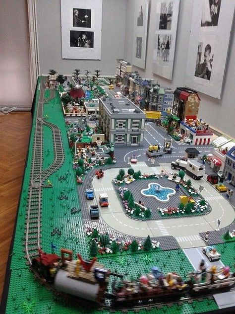 LEGO speeltafels voor kinderen - Mamaliefde Lego Display Table, Lego City Ideas, Lego City Display, Lego Display Ideas, Lego Storage Organization, Lego Designs, Lego Village, Lego Winter, Lego City Sets