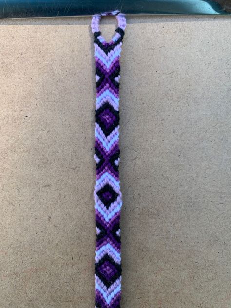 Diamond Embroidery Bracelet, Diamond Chevron Friendship Bracelet, Black And Purple Friendship Bracelet, Purple Friendship Bracelet Pattern, Purple Bracelet Patterns, Diamond Bracelet Pattern, Braided Stitch Bracelet, Friendship Bracelets Purple, Diamond Friendship Bracelet Pattern