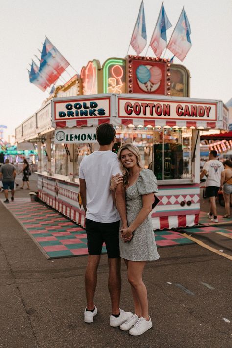 Theme Engagement Photos, Engagement Backdrop Ideas, Casual Engagement Pictures Outfits, Alternative Engagement Photos, Shooting Photo Couple, Carnival Photo Shoots, Casual Engagement Pictures, Traditional Engagement Photos, Non Traditional Engagement Photos