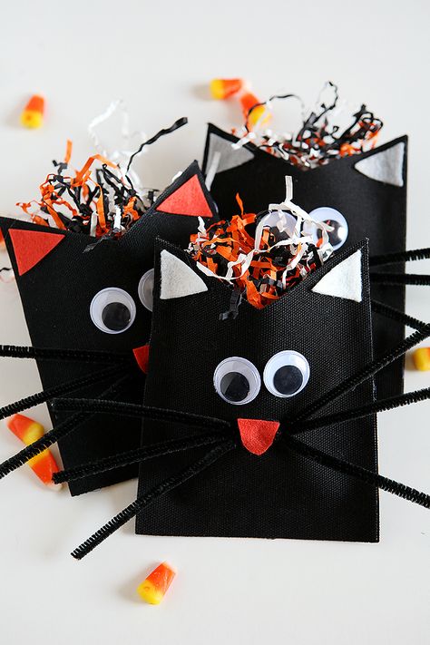 Halloween Gift Wrapping Ideas, Halloween Treat Bags Diy, Halloween Purse, Halloween Treat Holders, Bags Video, Diy Halloween Treats, Dulces Halloween, Halloween Treat Boxes, Cats Halloween