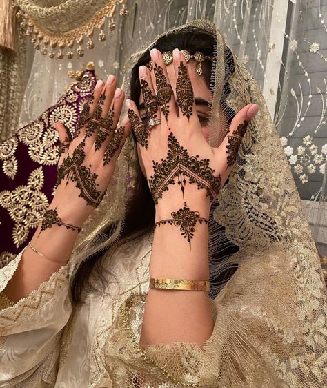 Nikkah Henna Designs, Hanna Tattoo, Indian Henna Designs, Moroccan Henna, Henna Style Tattoos, Arabic Henna Designs, Henna Inspired Tattoos, Finger Henna Designs, Henna Tattoo Hand