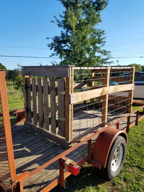 A small livestock box Livestock Trailers Diy, Wooden Livestock Show Boxes, Pig Trailer, Small Livestock Trailer, Diy Livestock Trailer, Goat Transport Cage, Pig Show Box Ideas, Lamb Pen Ideas, Goat Trailer