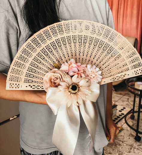 Bridesmaids With Fans, Fan Bouquet, Filipiniana Wedding Dress, Bridesmaid Bouquet Alternatives, Filipiniana Wedding Theme, Tea Ceremony Wedding, Diy Wedding Photo Booth, Filipiniana Wedding, Filipino Wedding